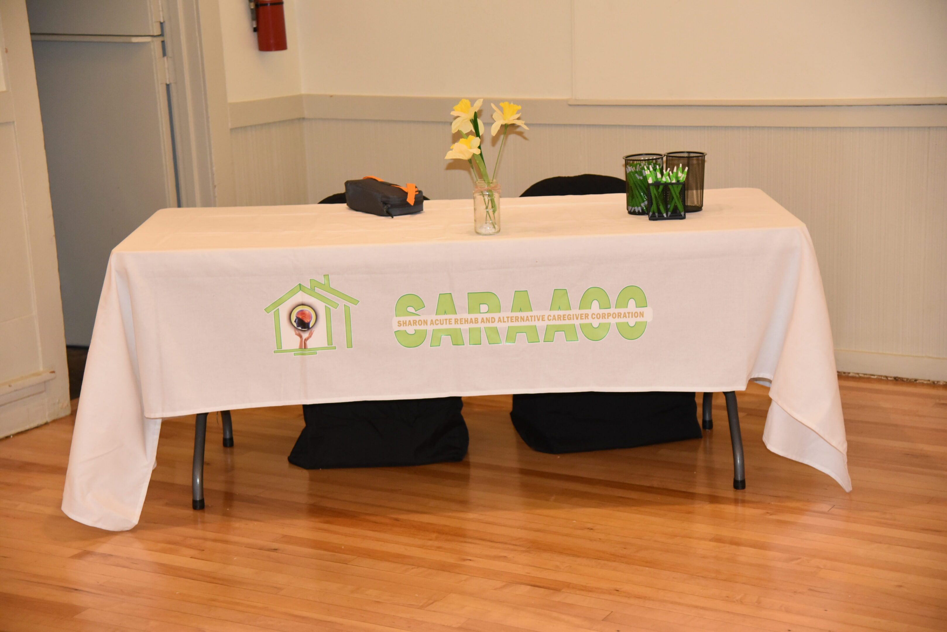 Table with flowers and "SARAAACO" banner.